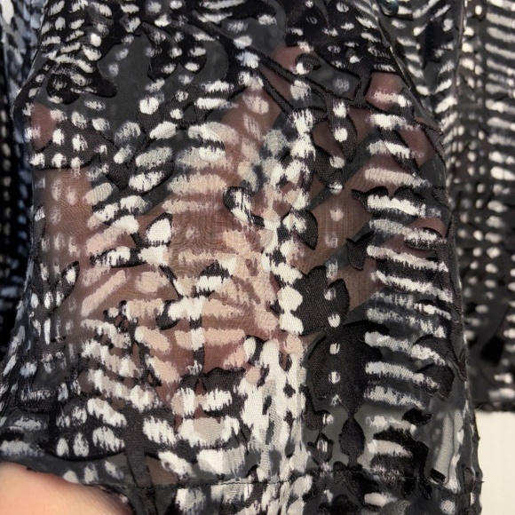 Chico's Women ButtonUp Long Sleeve Velvet Burnout Silk Shirt Sz 2 = USL/12 Party - Picture 7 of 15